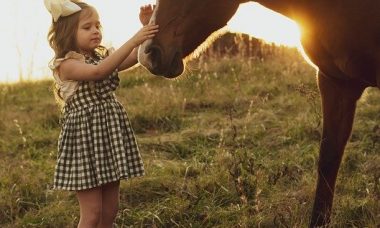 dziewczynka w sukience obok konia